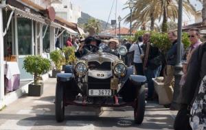 Més d'una setantena de cotxes i motos d'època recorren per les Costes del Garraf el trajecte entre Barcelona i Sitges. 