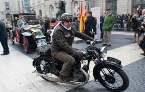 Més d'una setantena de cotxes i motos d'època recorren per les Costes del Garraf el trajecte entre Barcelona i Sitges. 