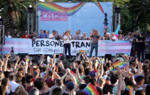 Milers de persones reivindiquen els drets del col·lectiu LGTBI pels carrers de Barcelona. ACN