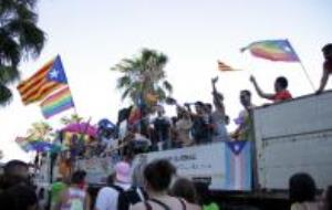 Milers de persones reivindiquen els drets del col·lectiu LGTBI pels carrers de Barcelona