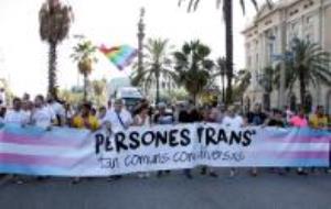 Milers de persones reivindiquen els drets del col·lectiu LGTBI pels carrers de Barcelona