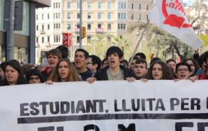 Milers d'estudiants es manifesten pel centre de Barcelona contra el 3+2. ACN