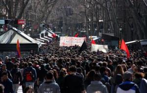 Milers d'estudiants es manifesten pel centre de Barcelona contra el 3+2