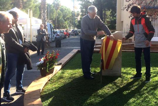 Monòlit homenatge a Ramon Torras. Eix