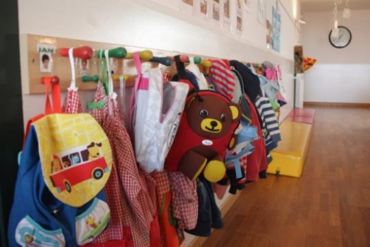 Motxilles d'infants penjades a l'aula d'una escola. ACN