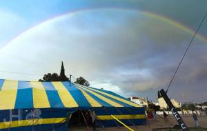 Muntatge de la carpa del Fes+Chapeau