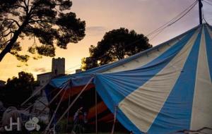 Muntatge de la carpa del Fes+Chapeau