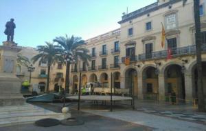 Muntatge de la glorieta del pessebre de la plaça de la Vila. Ajuntament de Vilanova