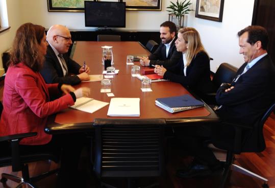 Neus Lloveras i Gerard Llobet s'han reunit aquest migdia amb el conseller d'Empresa i Coneixement, Jordi Baiget. Ajuntament de Vilanova