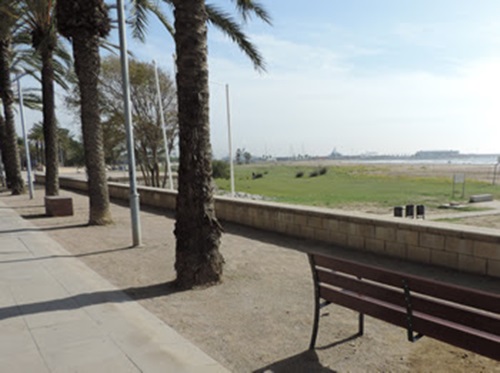 Nous bancs pel passeig de Ribes Roges. Ajuntament de Vilanova