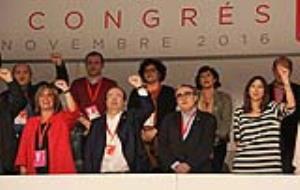 Nuria Marín, Miquel Iceta, Àngel Ros i Núria Parlon canten La Internacional a la cloenda del XIII Congrés del PSC. ACN/ Maria Bélmez