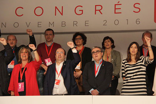 Nuria Marín, Miquel Iceta, Àngel Ros i Núria Parlon canten La Internacional a la cloenda del XIII Congrés del PSC. ACN/ Maria Bélmez