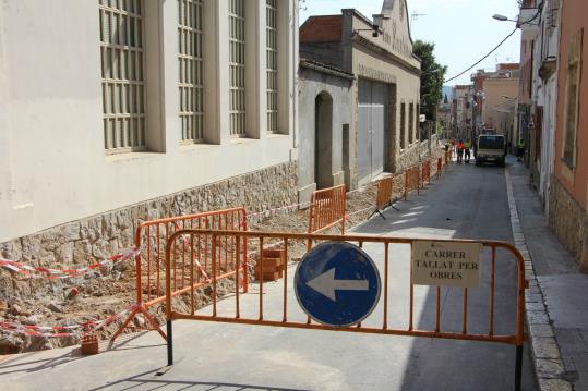 Obres al carrer Sant Pere per fer-lo més segur i accessible. Ajt Sant Sadurní d'Anoia