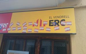 Omplen la seu d'Esquerra Republicana al Vendrell d'enganxines de Democracia Nacional Joven. ERC