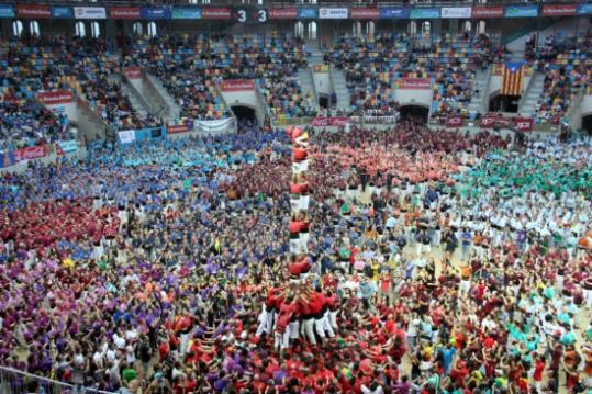 Panoràmica de la Tarraco Arena Plaça aquest dissabte a la tarda, amb els Xicots de Vilafranca, en primer terme, coronant un 2 de 8 amb folre. ACN