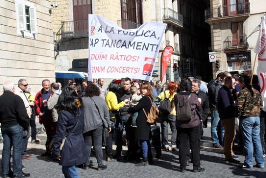 Pares, alumnes i professors s'han concentrat a plaça de Sant Jaume en defensa de l'escola pública. ACN