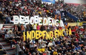 Participants en l'assemblea general ordinària de l'ACN mostrant lletres amb les paraules 'Desobediència' i 'Independència' al pavelló Nou Congost. ACN