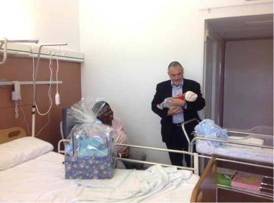 Pere Regull visita el primer nadó vilafranquí del 2016. Ajuntament de Vilafranca