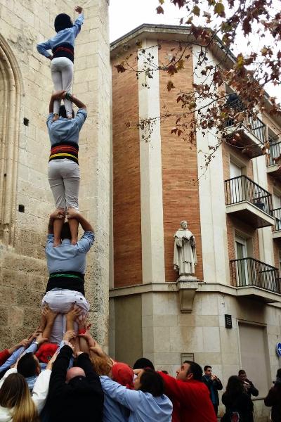 Pilar de 4 de la Jove de Vilafranca en ofrena a Sant Raimon de Penyafort. EIX