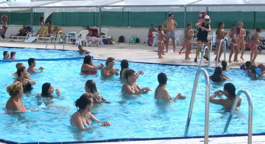 Piscina municipal descoberta del Complex Esportiu CTennis Vendrell . Eix