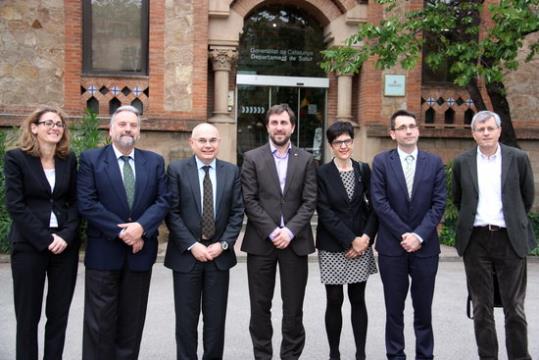 Pla conjunt amb el conseller Antoni Comín al centre dels diferents representants de la Xarxa Oncològica de Catalunya. ACN