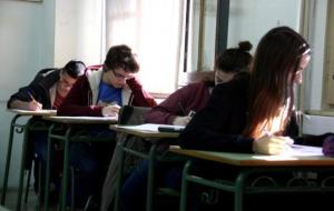 Pla conjunt d'una filera d'alumnes de l'Institut Lluís Vives de Barcelona, asseguts al costat de la finestra i concentrats en la prova d'avaluació. AC