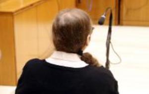 Pla curt del clatell de l'acusada, asseguda just abans del judici a l'Audiència