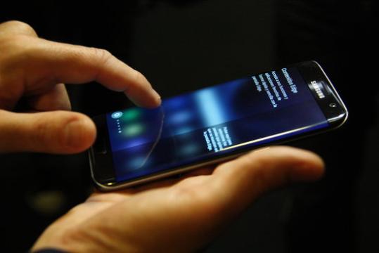 Pla detall del nou Samsung Galaxy S7 Edge. ACN