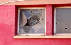 Pla detall d'un dels vidres trencats amb els actes vandàlics ocorreguts a l'escola Pau Casals del Vendrell