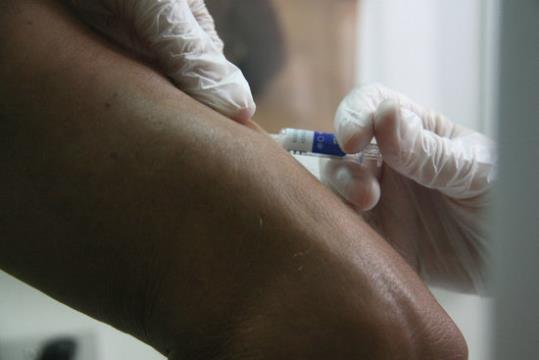 Pla detall d'una infermera vacunant de grip un pacient, el primer dia de campanya el 19 d'octubre de 2015. ACN