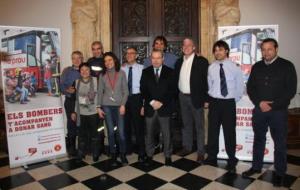 Pla general de Bombers, membres del Banc de Sang i Teixits i el regidors de l'Ajuntament de Vic durant la presentació de la campanya. ACN
