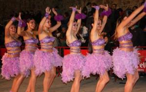 Pla general de diverses participants a la Rua de l'Extermini, ballant en filera