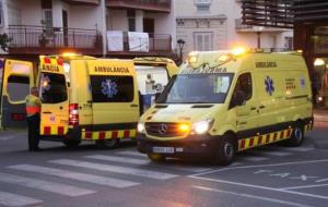 Pla general de dues ambulàncies del SEM aparcades al costat del Mercat municipal de Sitges. ACN