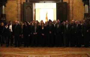 Pla general de Forcadell, Puigdemont, Mas, membres del govern i diputats sortint del despatx d'audiències del Parlament. ACN