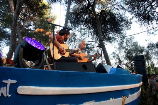 Pla general de Kiko Veneno actuant a l'escenari El Vaixell del Vida 2016. ACN