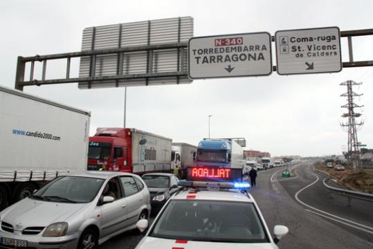 Pla general de la cua de vehicles aturats a l'N-340 en sentit El Vendrell arran del tall de carretera. ACN