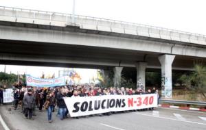 Pla general de la manifestació del Vendrell passant per sota el pont de l'autopista C-32, a la rotonda d'enllaç de l'N-340 i l'AP-7, el 19 de març. AC