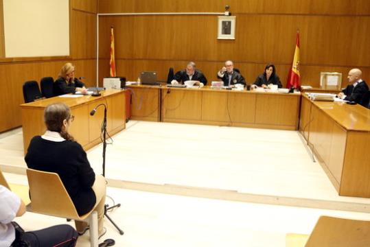 Pla general de la sala de vistes on s'ha celebrat el judici contra una dona per homicidi, amb l'acusada a l'esquerra i d'esquena. ACN