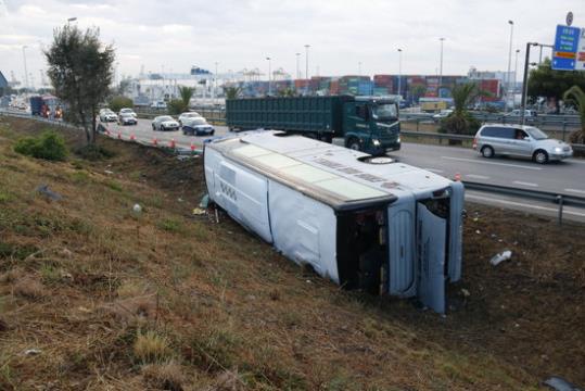 Pla general de l'autocar accident, retirat al costat de la Ronda Litoral. ACN