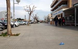 Pla general de l'Avinguda de Barcelona de Cunit i, a terra, una mascareta de reanimació. ACN