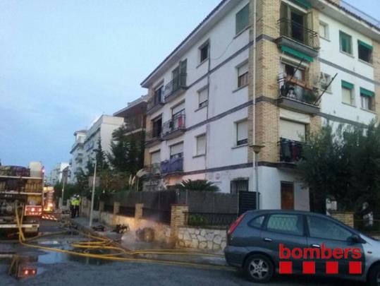 Pla general de l'edifici on s'ha originat un incendi a El Vendrell, amb una persona ferida greu i una desena de desallotjats. Bombers