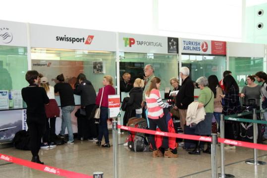 Pla general de passatgers afectats per la cancel·lació d'un vol entre Barcelona i Brussel·les, fent cua al mostrador de Swissport. ACN