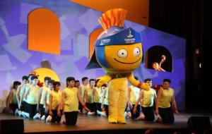 Pla general de Tarracus, la mascota dels Jocs Mediterranis Tarragona 2017, envoltada de membres de l'escola de dansa Montserrat. ACN