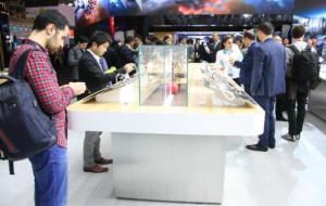 Pla general de visitants del MWC 2016 mirant algunes de les darreres novetats en rellotges intel·ligents en la primera jornada de la fira. ACN