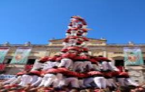 Pla general del 4 de 10 amb folre i manilles carregat per la Vella de Valls en tercera ronda de la Diada de Santa Tecla el 18 de setembre de 2016