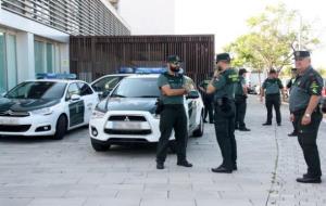 Pla general del dispositiu judicial de la Guàrdia Civil a l'entrada de l'aparcament dels jutjats del Vendrell. ACN