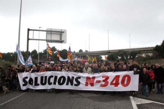 Pla general del tall de l'N-340 al Vendrell, amb l'autopista C-32 al fons. ACN