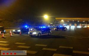 Pla general d'un control d'alcoholèmia dels Mossos d'Esquadra al peatge de Vallcarca de la C-32. Mossos d'Esquadra