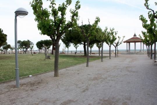 Pla general d'un sector del Parc de Ribes Roges de Vilanova i la Geltrú, amb el mar al fons. ACN