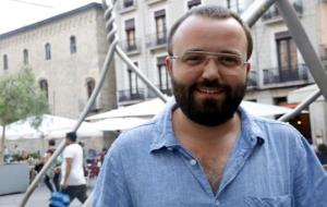 Pla mig curt del portaveu de la PAH, Carlos Macías, a la plaça de Sant Miquel. ACN